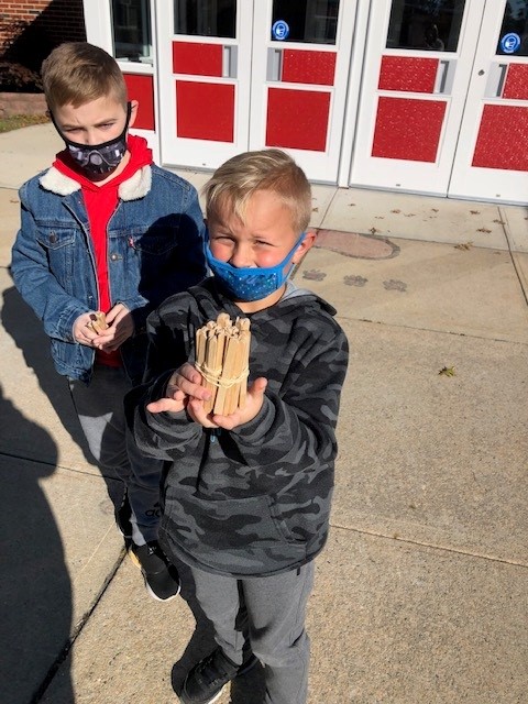 SachemWaverly's tweet photo. Mrs. Trentowski and Mrs. Sexton took their 2nd graders outside yesterday for math - they used rubber bands and popsicle sticks to bundle ones to tens, tens to hundreds, and hundreds to thousands! 😎

@SachemSchools #WeAreSachem https://t.co/88pDY5KcYp