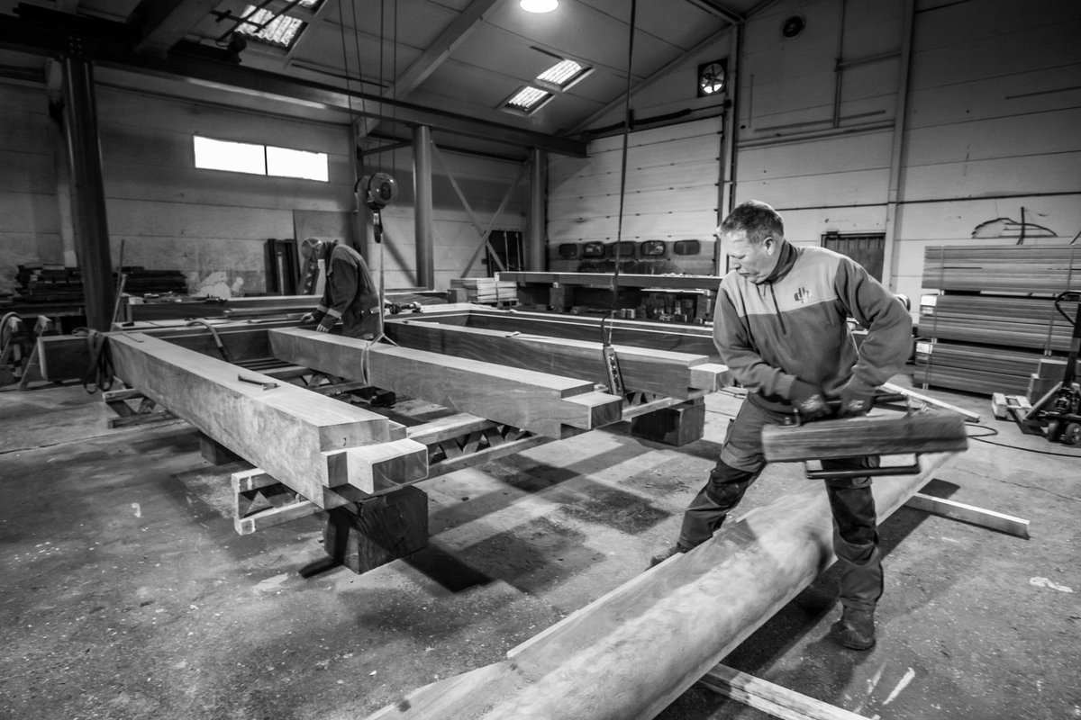 deboerendegroot's tweet photo. Een kijkje in onze timmerwerkplaats afgelopen week bij de realisatie van de eerste set houten sluisdeuren voor de Wilhelminasluis in Veendam.

👷‍♀️Meer projectinfo: https://t.co/Uo2mGZQ5o1

@provgroningen #sluisdeuren #waterbouw #opdegrensvanlandenwater #veendam https://t.co/qZzT3nI5Oo