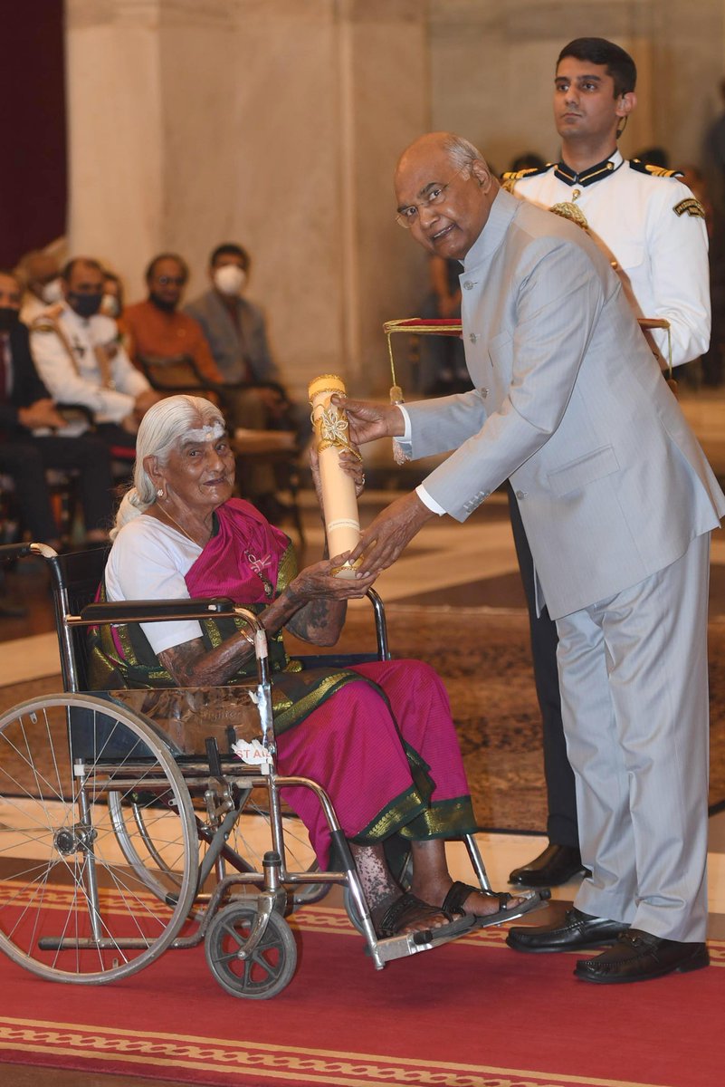 rashtrapatibhvn's tweet photo. President Kovindpresents Padma Shri to Smt. Rangammal Alias Pappmmal for Agriculture. An agriculturist from Coimbatore, Tamil Nadu, she advocates the use of organic fertilizers like cow dung and plant residues for agricultural purposes. https://t.co/gNURcJu4zH