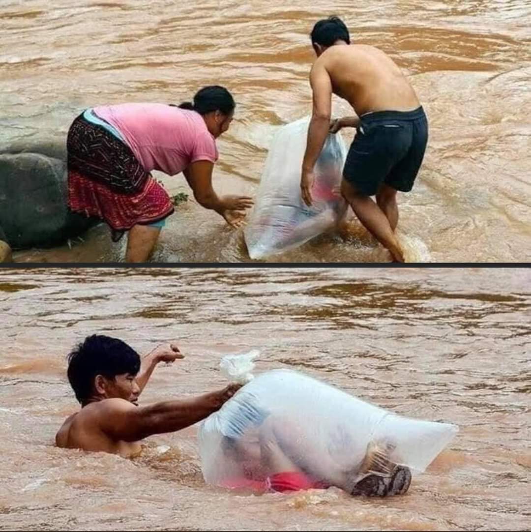 RacheleRossa's tweet photo. Ogni giorno i suoi genitori lo mettono in un sacchetto di plastica per permettergli di attraversare il fiume e per fare in modo che non sporchi i suoi vestiti per la scuola, l'ossigeno dura da 3 a 4 minuti nella borsa, suo padre lo attraversa nel 1 minuto. (S. D.)
Riflettiamo. https://t.co/6oxtPP6M6e