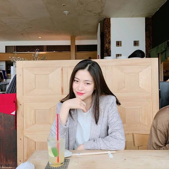 jinliaseulrene's tweet photo. — “FAKE” —

A JINLIA / RYUJISU ONE SHOT AU wherein Ryujin and Lia met in a coffee shop coincindently(?). https://t.co/lxdLouAl4h