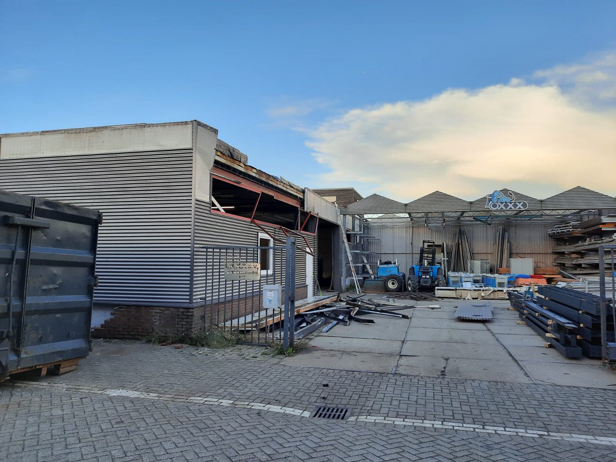 TCvdDoolBV's tweet image. T.C. v.d. Dool B.V. is vorige week gestart met het ophogen van het bedrijfspand van Oxxx in Hoek van Holland. Het pand met 4,2 meter verhoogd.
De afbouw wordt door de opdrachtgever zelf verzorgd.
tcvddool.nl
#renovatie #duurzaambouwen #verhogen   #speciaalbouw.
