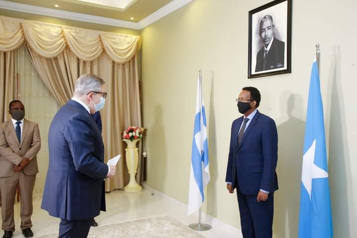 Guleed_ibrahim's tweet photo. Madaxweyne Farmaajo ayaa waraaqaha aqoonsiga danjirenimo ka guddoomay safiir cusub oo Jamhuuriyadda Finland u soo magacawday Soomaaliya, Mudane Pirkka Tapiola. https://t.co/e175DltKCP