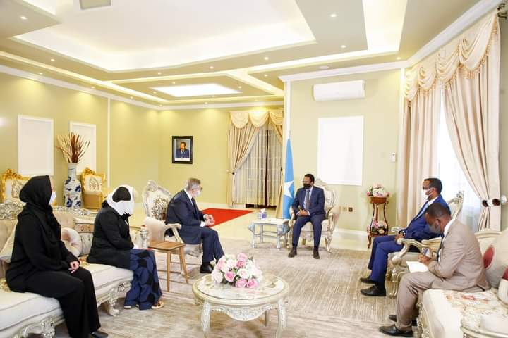 Guleed_ibrahim's tweet photo. Madaxweyne Farmaajo ayaa waraaqaha aqoonsiga danjirenimo ka guddoomay safiir cusub oo Jamhuuriyadda Finland u soo magacawday Soomaaliya, Mudane Pirkka Tapiola. https://t.co/e175DltKCP