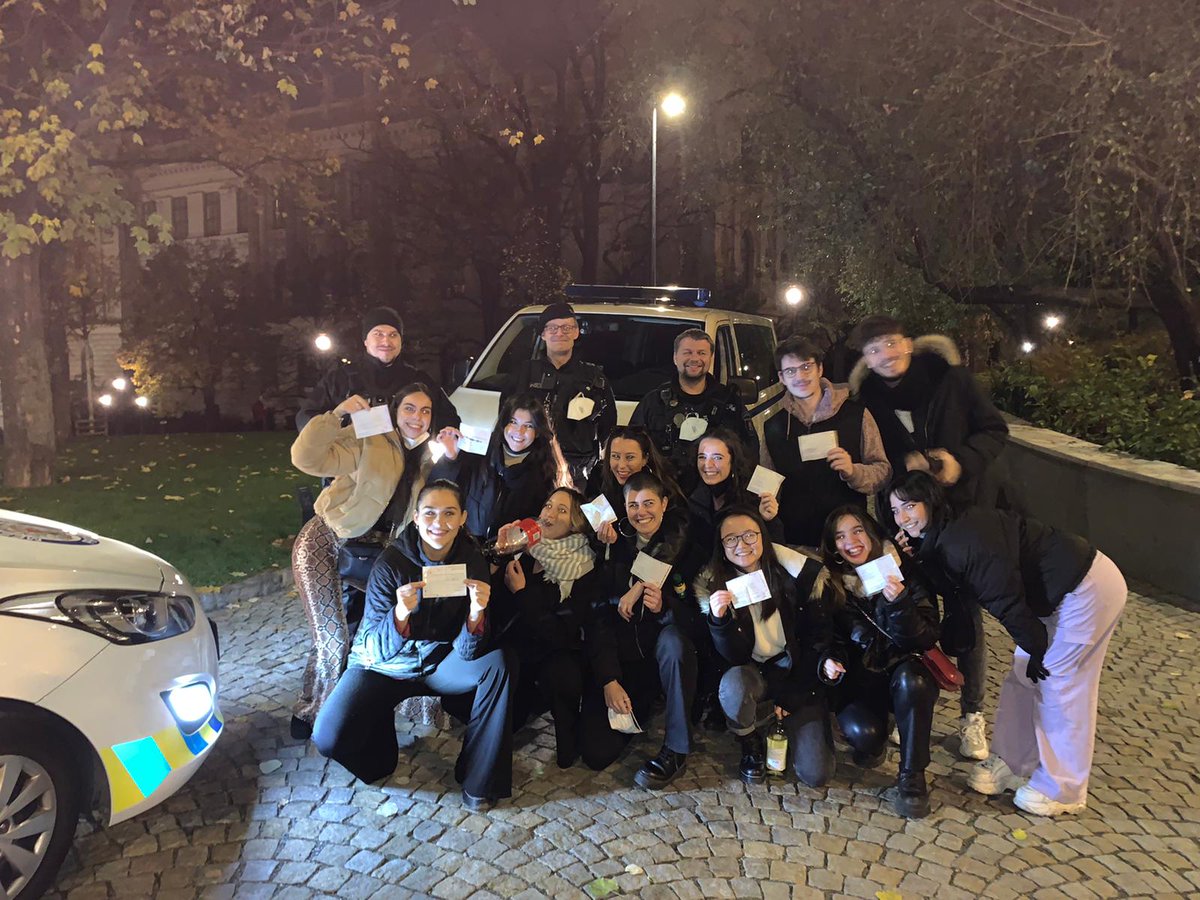 _VitorManolo_'s tweet photo. Ayer la policía checa nos multó por beber en la calle y no se nos ocurrió otra mejor idea que sacarnos una foto con ellos y las multas y las litronas https://t.co/6NgzkHKA7L