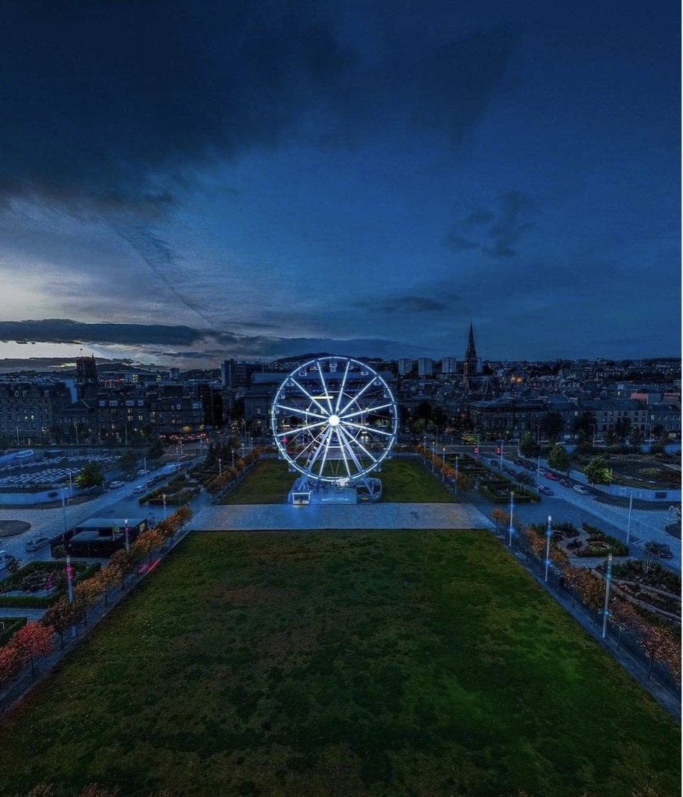 It's beginning to look a lot like Christmas down at Slessor Gardens, who's caught sight of the Winter Fest Big Wheel?!
 📸 @what.ryan.saw via Instagram
#ChristmasinDundee
#WinterFestDundee
#PutDundeeonYourMap