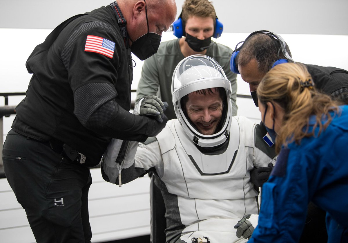 ESA_de's tweet photo. Schon gewusst? @Thom_astro ist unterwegs nach #Köln, wo er vom medizinischen Team der ESA betreut wird, während er sich im Europäischen Astronautenzentrum und im #Envihab des @dlr_de wieder an die Schwerkraft gewöhnen wird.
https://t.co/rxC4yZ0IaY https://t.co/12T73ZHYFc