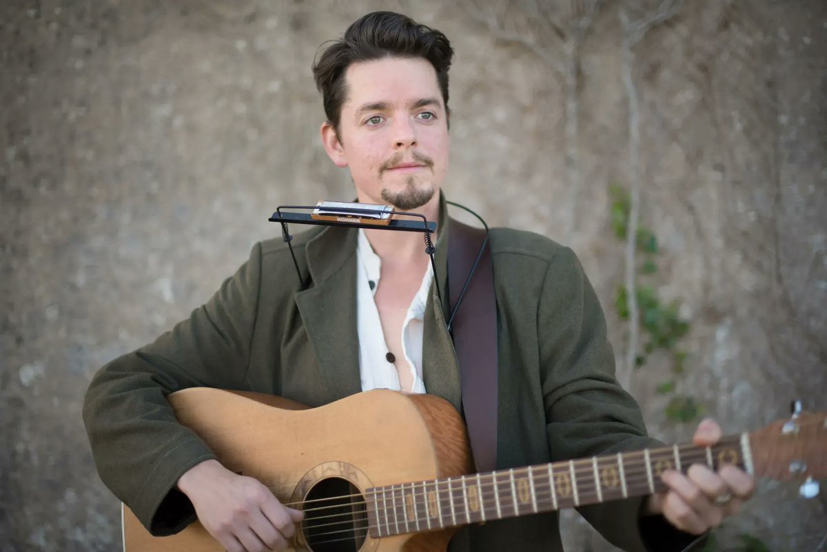 Support for @Sheelanagig this Friday at #Lichfield Guildhall will be A Different Thread @ADiffThread a collaboration between Lichfield's Robert Jackson and Alicia Best from the USA. For this gig Jackson takes centre stage with Mike Seal on double bass. buff.ly/3jZg4lw