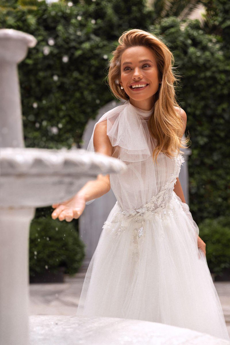 Emma | 08191
Mysterious Bosphorus collection by #DariaKarlozi

An extraordinary model of a wedding dress that combines the features of several classic styles. A-shaped cut with a fluffy mesh skirt.

pollardi.com/catalog/daria-…
#wedding #weddingdress #weddingday