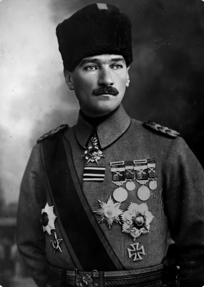 manastigin's tweet photo. 57 yıllık yaşama; 

11 savaş, 24 madalya, 7 nişan, 13 kitap, 1 ülke ve milyonlarca özgür insan...

#10Kasım https://t.co/GntCMlyk73