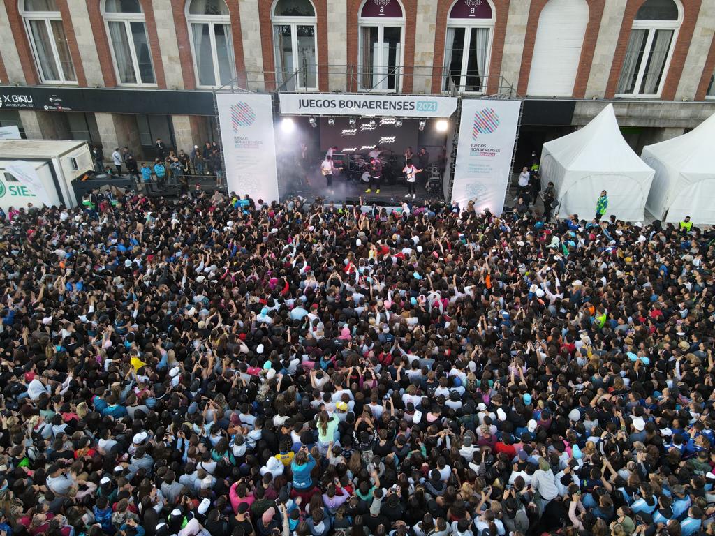 lriesgo's tweet photo. Con los shows de @rusherkingg y @EstaniCDV en una plaza colmada de jóvenes, cerramos la 30° edición de los #JuegosBonaerenses2021.

#Juegos30años https://t.co/ppMeYWQubK