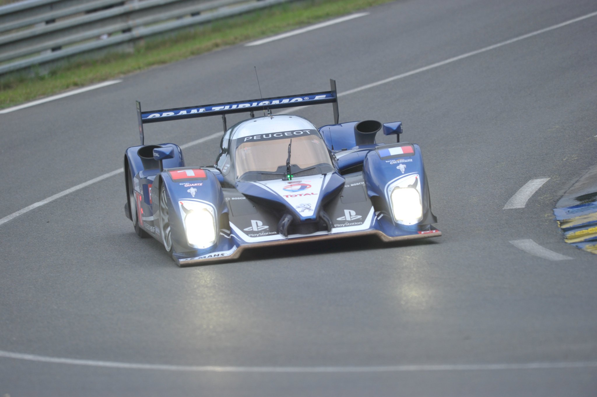 Peugeot 908 HDI FAP 2010 24H Le Mans #2 Team Peugeot Sport 1:18