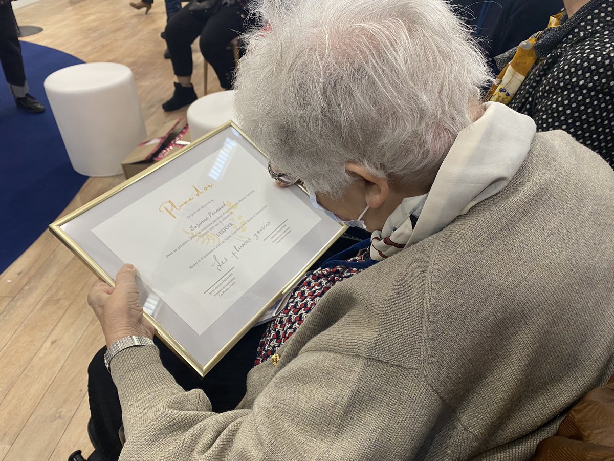 laFHF's tweet photo. [PRIX] Il y avait foule sur le stand de la FHF pour la remise des prix du concours d'écriture en #EHPAD des @LGrisees 🤩. Bravo aux gagnants ! Et merci à la ministre @brigittebourguignon pour son message adressé aux lauréats 🏆#SANTEXPO https://t.co/R9O3r7QDC0