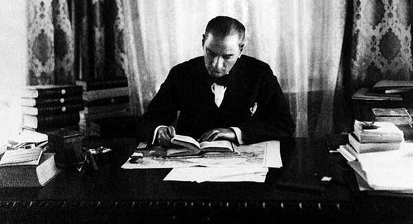 Mustafa Kemal Atatürk; bir millet, bütün vasıtalarından mahrum edilse dahi, kendini kurtaracak vasıtaları yaratabileceğini ispat eden kahraman bir lider, dünyanın çok nadir yetiştirdiği dâhilerdendir. O, bütün bir tarihin seyrini değiştirmiştir. Ruhu şad olsun. 
Saygıyla anıyoruz
