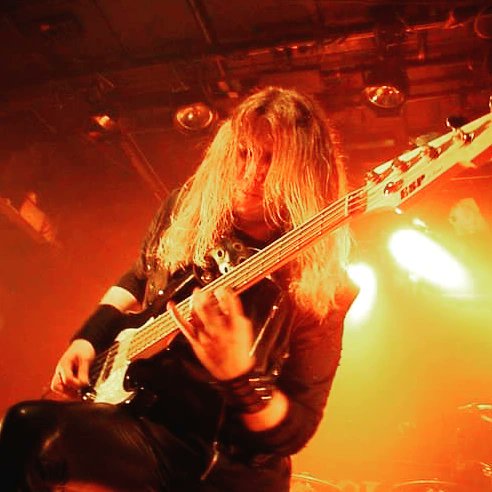 anderssonmarten's tweet photo. How many bass players does it take to change a light bulb?
None... the keyboard player did it with his right hand while playing the bass line with his left hand. #bassjoke #bassplayerhumor #basshumor #bassfun https://t.co/dNgGbGfbNr
