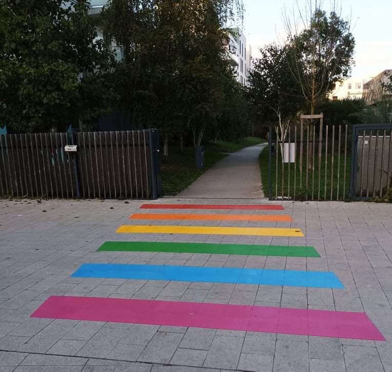 Inauguration du passage piéton arc-arc-ciel au cœur du quartier Ginko.🏳️‍🌈🥳
Merci à mairie de <a href="/Bordeaux/">Bordeaux</a> pour l'invitation et aux associations présentes <a href="/LeGirofard/">Le Girofard</a> <a href="/SOShomophobie/">SOS homophobie</a> <a href="/flagasso/">FLAG!</a>