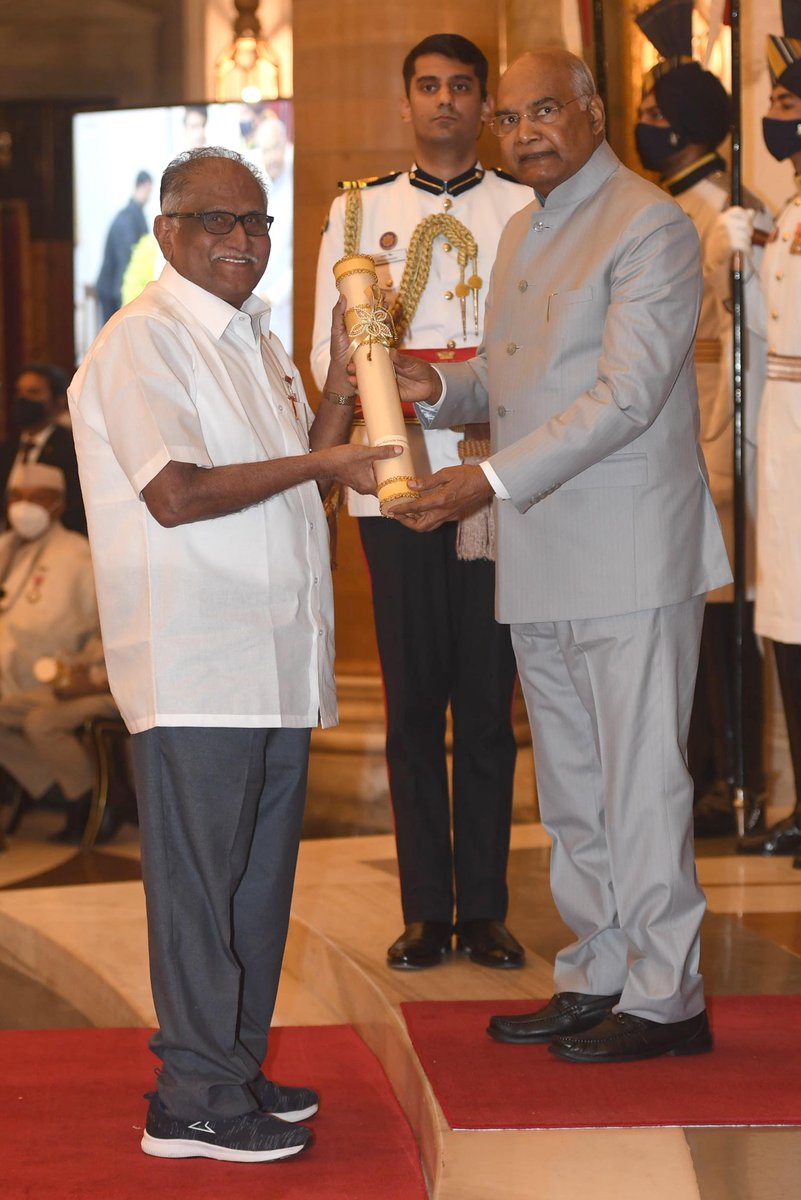 rashtrapatibhvn's tweet photo. President Kovind presents Padma Shri to Shri Marachi Subburaman for Social Work. He is working to promote the supply of safe water and sustainable sanitation, women and child development, nutrition and behavioural change in Tiruchirappalli, Tamil Nadu. https://t.co/2LX6Sec3W7