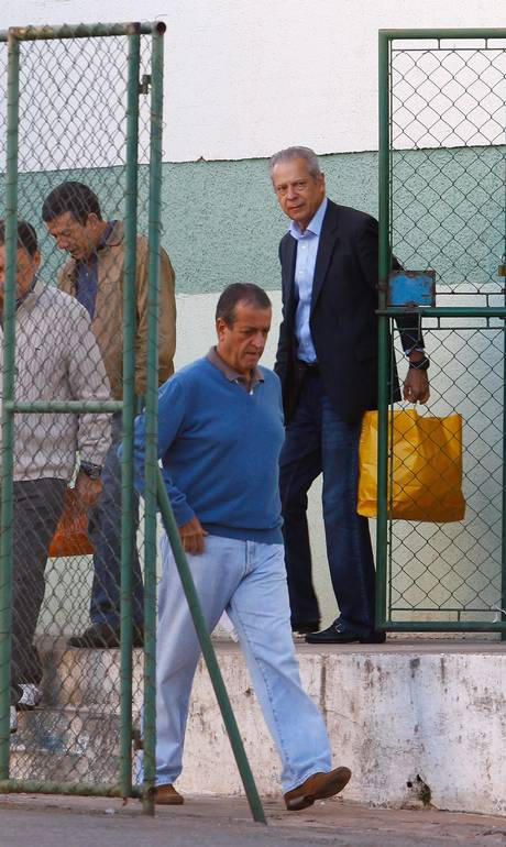 KimKataguiri's tweet photo. E essa foto do Valdemar saindo da prisão junto com o Dirceu? Passa pano aí, gado, esse é o novo amigão do seu mito. https://t.co/wM0xpaLjbZ