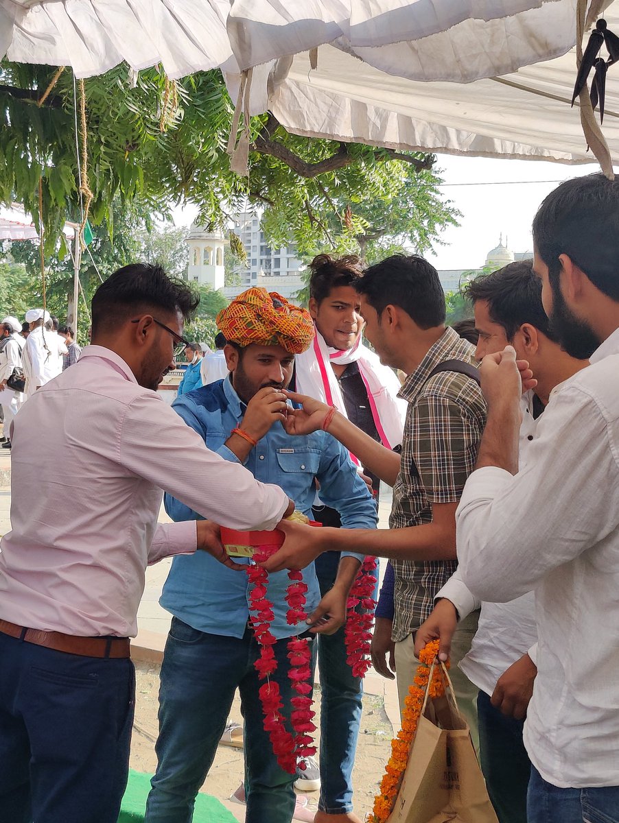 TheUpenYadav's tweet photo. संघर्ष के बदौलत धीरे-धीरे बेरोजगारों को खुशियां मिलती जा रही है l
वरिष्ठ अध्यापक भर्ती 2018 में नव नियुक्त एवं JEN सिविल डिप्लोमा में नव चयनित अभ्यर्थियों ने धरनास्थल पर पहुंचकर मान सम्मान एवं आभार जताया l
सभी अभ्यर्थियों का बहुत-बहुत आभार एवं धन्यवाद l
#सत्यमेव_जयते https://t.co/jjMF3o1b6x