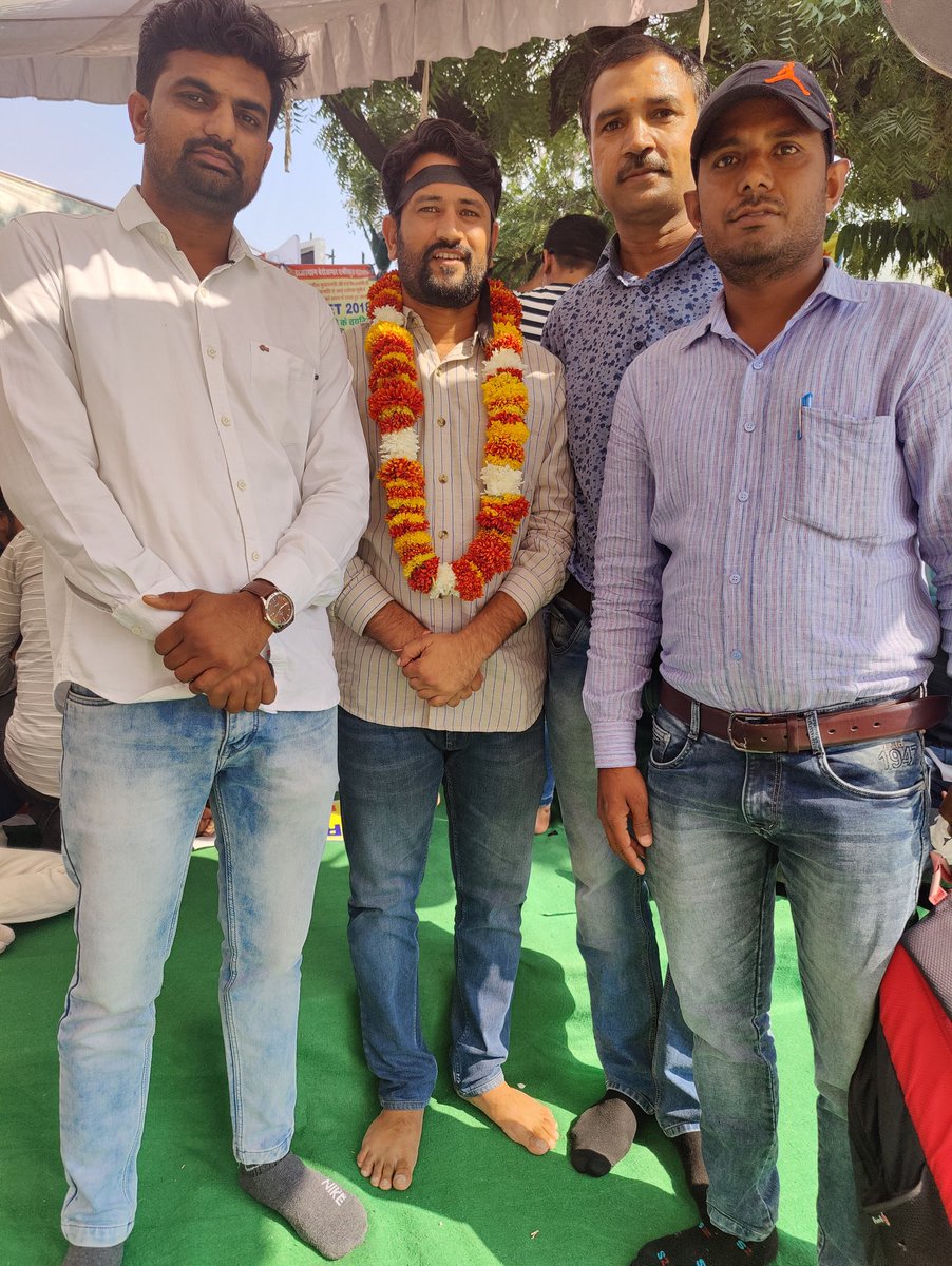 TheUpenYadav's tweet photo. संघर्ष के बदौलत धीरे-धीरे बेरोजगारों को खुशियां मिलती जा रही है l
वरिष्ठ अध्यापक भर्ती 2018 में नव नियुक्त एवं JEN सिविल डिप्लोमा में नव चयनित अभ्यर्थियों ने धरनास्थल पर पहुंचकर मान सम्मान एवं आभार जताया l
सभी अभ्यर्थियों का बहुत-बहुत आभार एवं धन्यवाद l
#सत्यमेव_जयते https://t.co/jjMF3o1b6x