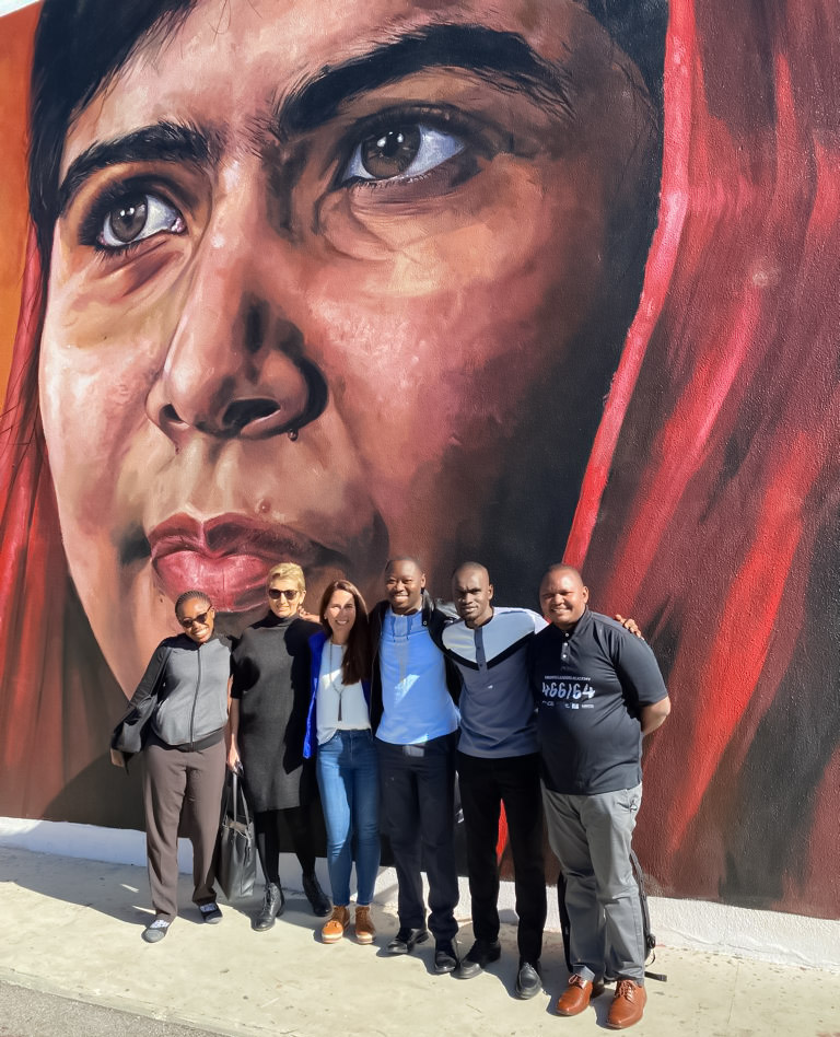 Incopte's tweet photo. Hoje, em visita por várias escolas públicas que abraçaram a filosofia Ubuntu como mecanismo de recuperação da aprendizagem, passamos pela Ibn Mucana, em Cascais, onde o Ubuntu também passa pela expressão artística. 

#AcademiaDeLíderesUbuntu #Malala https://t.co/XC7N3gwDrI