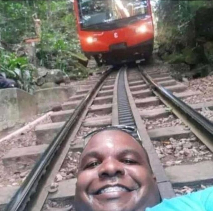Bantagboyd's tweet photo. Help me quede sola con el diseñador y se nos fue la luz, no sé cómo actuar jajajajajaj que horror le hablo lo ignoro me tiró por una ventana https://t.co/a96yEiZgL1