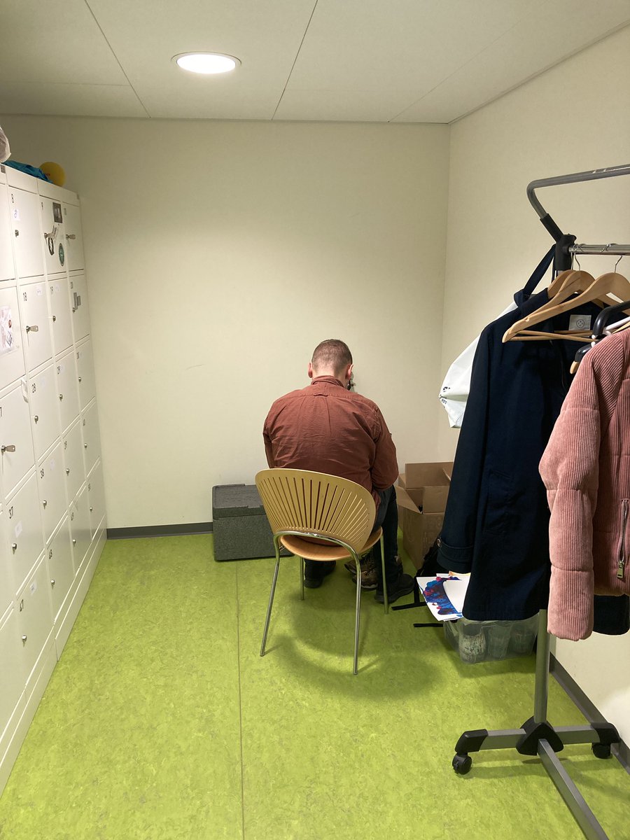 MBLFOTO's tweet photo. På @KlostermSkole er LN enten sendt i skammekrogen, eller har fundet en rolig arbejdsplads. 😎 https://t.co/ttH0Xi5qeU
