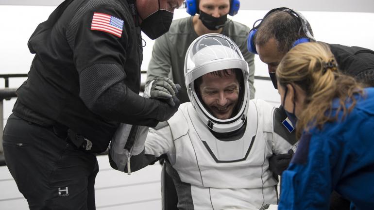 AnnickGirardin's tweet photo. Cher @Thom_astro, bon retour sur Terre ! Des confins de l'espace aux tréfonds de l'océan, le désir d'exploration compte parmi les moteurs les plus puissants pour faire progresser l'espèce humaine. Vous faites la fierté de la 🇫🇷 ! Prochaine mission : objectif lune ! https://t.co/Nu1wgB7Lfs