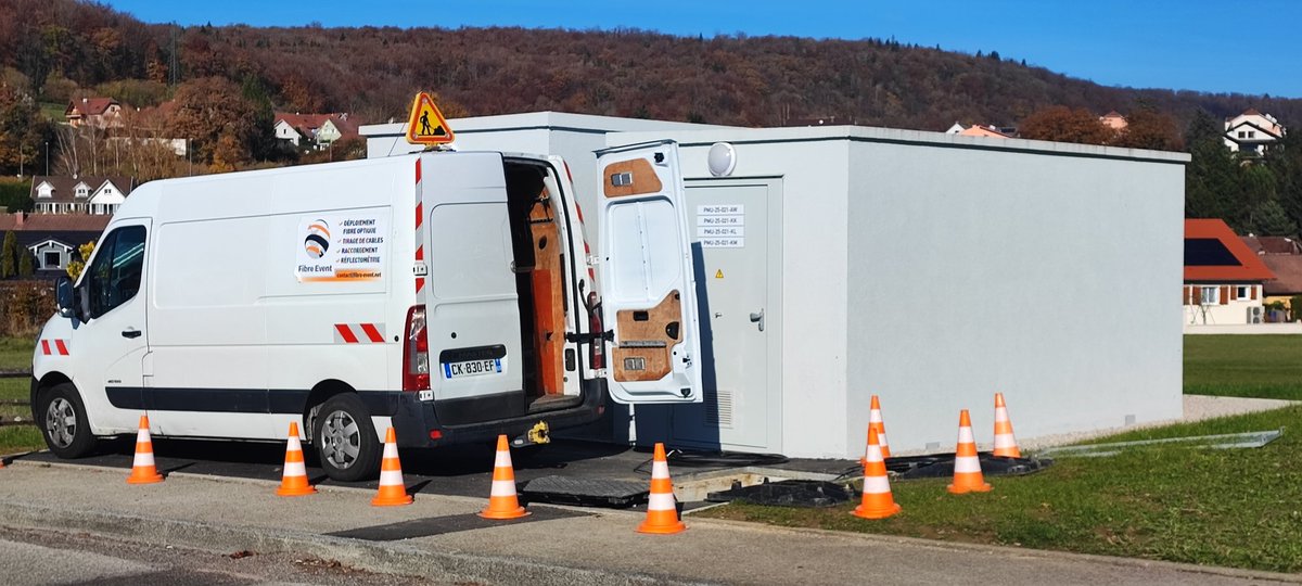 Hades73440's tweet photo. #Fibre] Le 44 ème NRO  de 29 T du #Doubs du réseau #DTHD est en place 👷🏼‍♂️🏗🏠.📍Situé à #Pontderoide il raccordera au #THD plusieurs communes ce qui peut représente jusqu a 12000🔌 #Ftth par NRO @DiopticAI @Chauvin_JL  @Cjacklee13 @altitude_infra https://t.co/ojYO6CtS2e