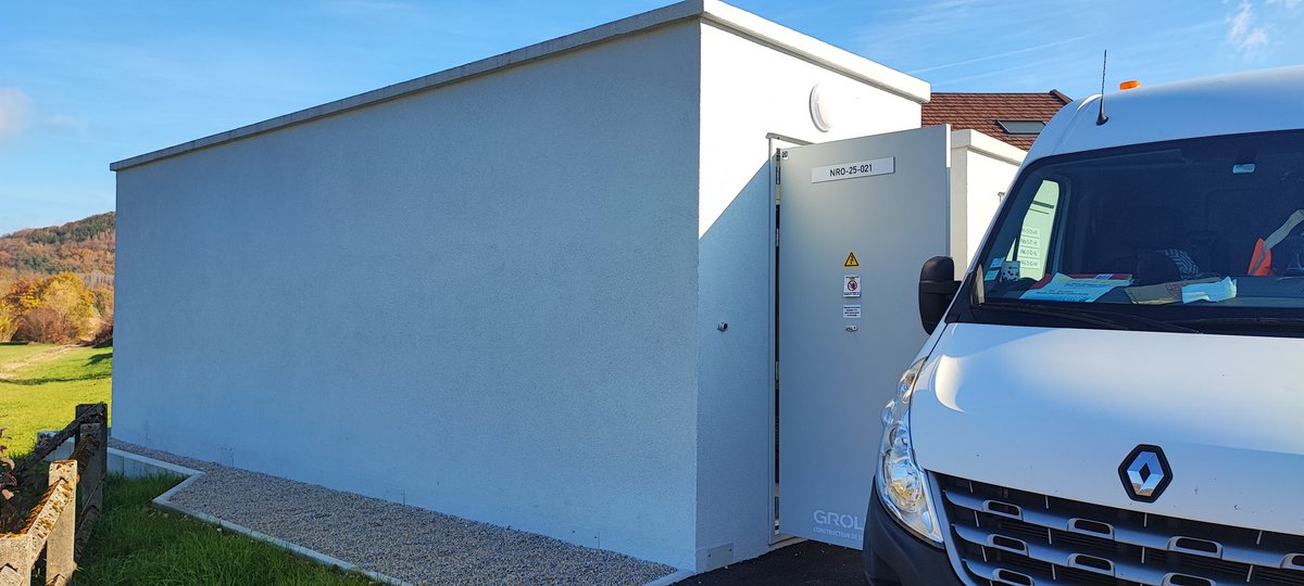Hades73440's tweet photo. #Fibre] Le 44 ème NRO  de 29 T du #Doubs du réseau #DTHD est en place 👷🏼‍♂️🏗🏠.📍Situé à #Pontderoide il raccordera au #THD plusieurs communes ce qui peut représente jusqu a 12000🔌 #Ftth par NRO @DiopticAI @Chauvin_JL  @Cjacklee13 @altitude_infra https://t.co/ojYO6CtS2e