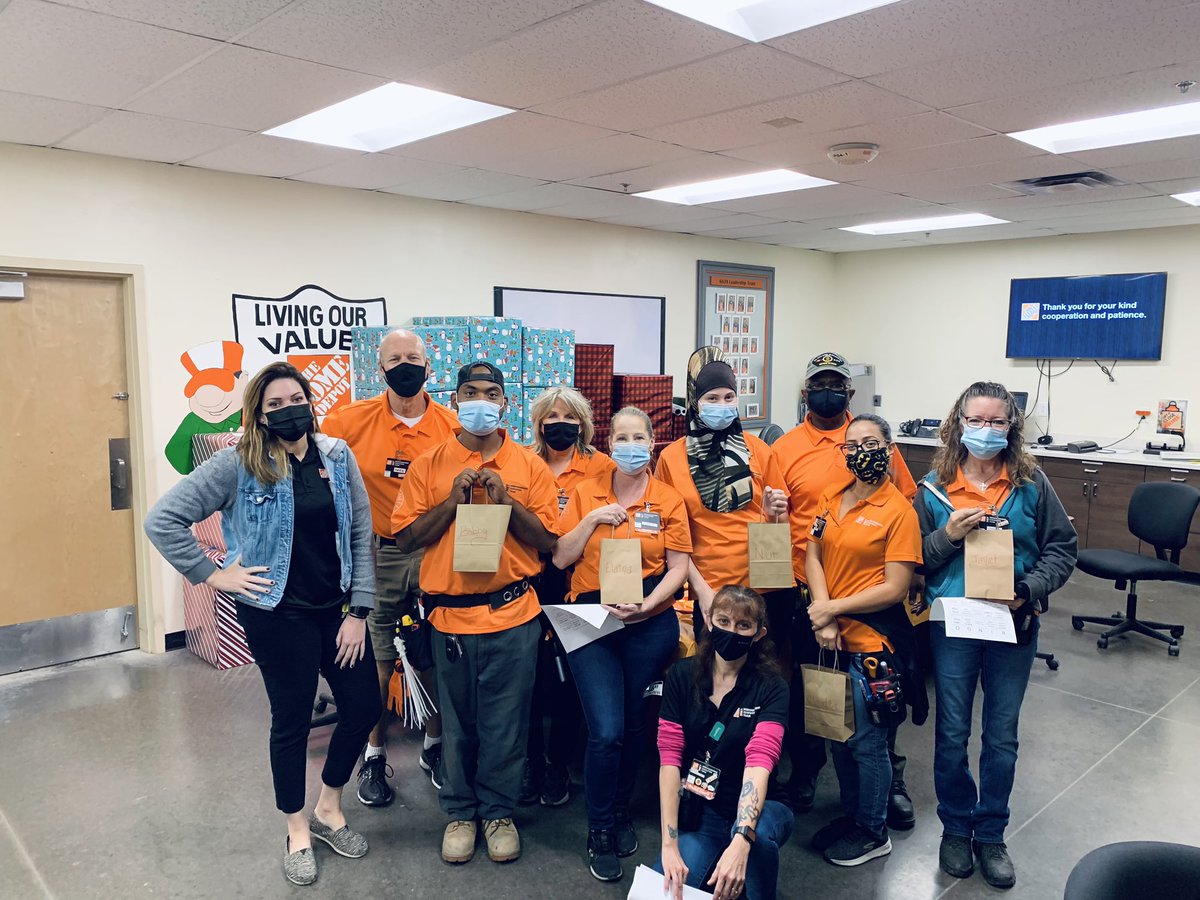 MET6839's tweet photo. Met appreciation. A lot of Love to the hardworking Met team. Love these guys. Enjoy the goodies. @SchweitzerRoger https://t.co/0mdzQFWpVc