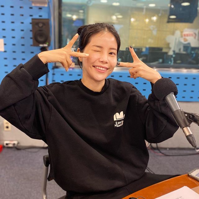 solarhourly's tweet photo. #SolarOnThisDay
♡ 201111 – SBS power time
#SOLAR #솔라 #MAMAMOO #마마무 https://t.co/Kf0yrT5IQO