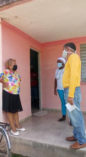 Delegada y vecinos del reparto Vista Bella, ultimando detalles para comenzar la rehabilitación de redes en calle 1ra y 3ra, también planteamientos elevados al plan de la economía.