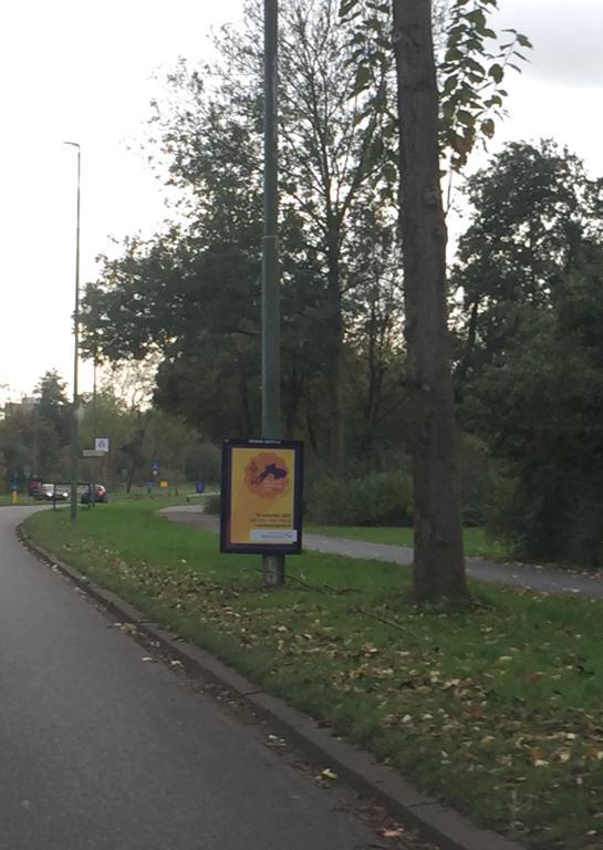 Met 10 van deze borden attenderen wij alle inwoners van <a href="/gemeentezeist/">Gemeente Zeist</a> op de de Dag van de Mantelzorger. 
Welke mantelzorger zet jij in de schijnwerpers? 
Want onbedoeld hebben we meer aandacht voor de persoon die zorg behoeft dan voor de mantelzorger.
#onzichtbare helden