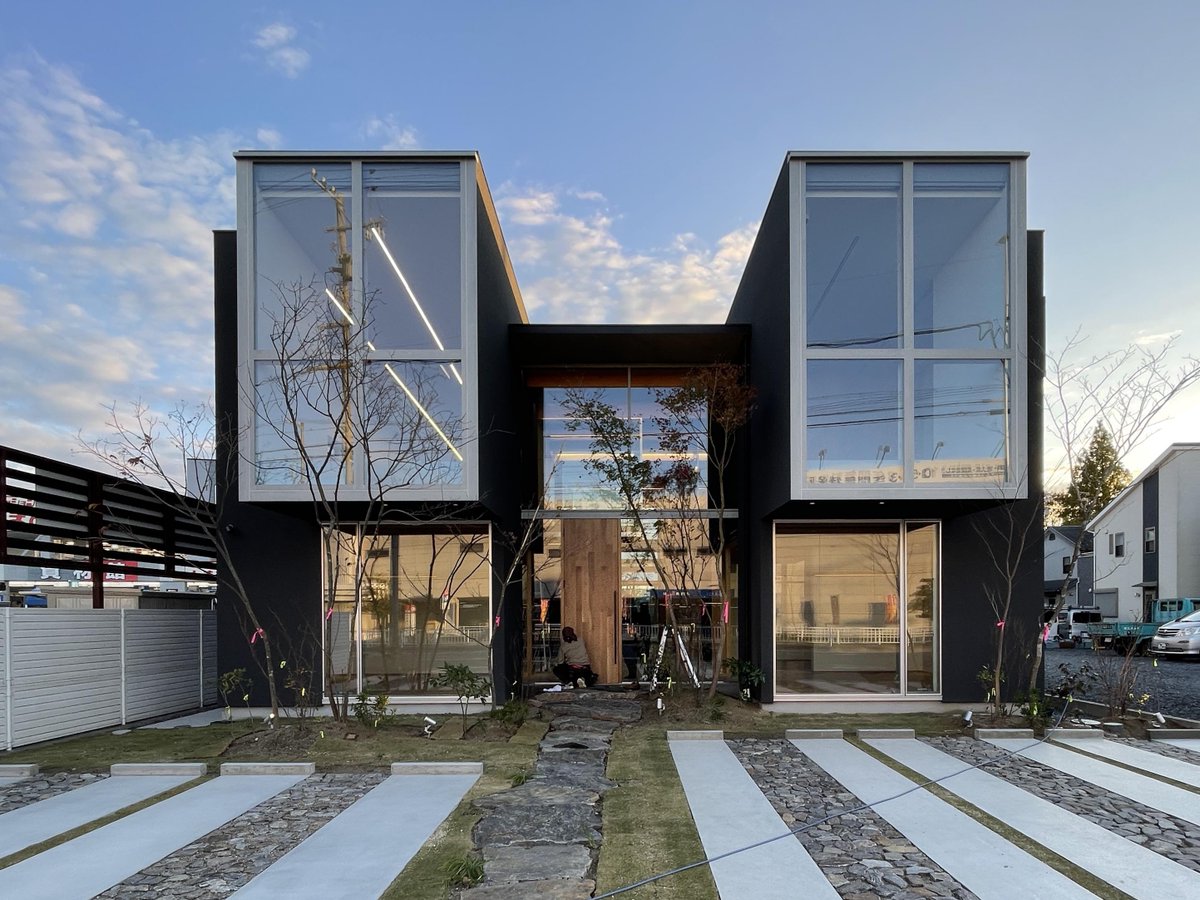 kzkmor's tweet photo. D.I.G Architectsの某建設会社本社ビル。建築内に引き込まれたストリートによって打ち合わせスペースやキッズルーム、執務空間、休憩室等が付かず離れずの関係になっている。明快そうで若干イレギュラーな形態や異種材の組み合わせがコラージュ的な雰囲気を醸し出し、什器等に溶け込むことが予想される https://t.co/gQXJpBUJTh