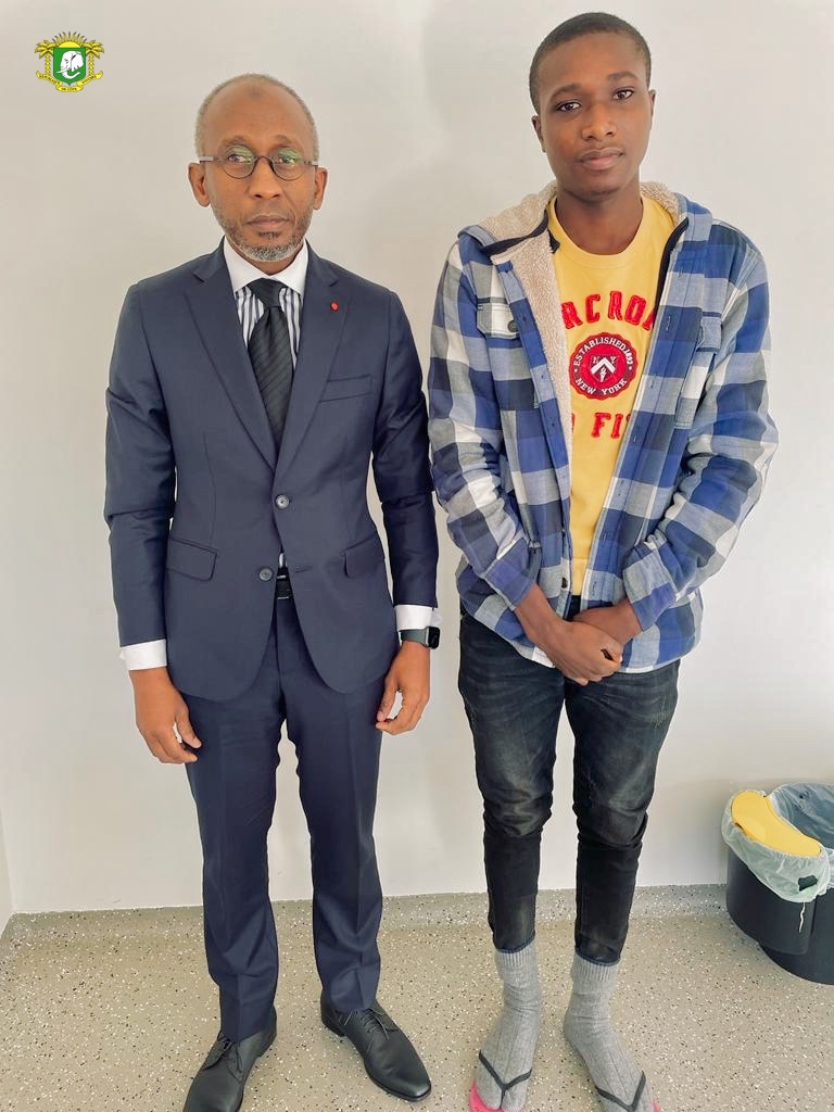 AmbaciB's tweet photo. Le mardi 9 novembre 2021 SEM Abou DOSSO, accompagné pour la circonstance de M. Ané AKA, s’est acquérit des nouvelles de M. Yao Kouakou Yves Herman, étudiant ivoirien arrêté le 27 octobre dernier à l’aéroport de Zaventem et détenu au centre Caricol en vue de son expulsion. https://t.co/ecUzx8fypg