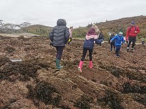LeaveNoTraceIrl's tweet photo. Happy children headed to Old Head Beach to experience the @explorersedu. The children from Ballyheane Schoo in Mayo learned about the variety & characteristics of living things and processes of life typically found on the seashore.
#oldheadbeach #leavenotrace #explorerseducation https://t.co/jGmi5hjwId