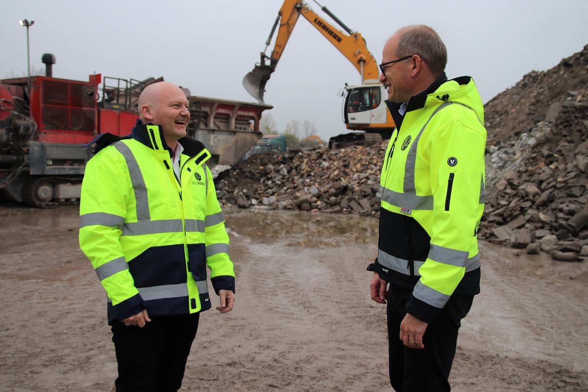 RGS Nordic (@nordicrgs) on Twitter photo Ressourceoptimering er en stor del af RGS Nordics bæredygtige dagsorden. I den forbindelse havde vi besøg af <a href="/larsgaardhoj/">Lars Gaardhøj</a>, Spidskandidat for <a href="/Spolitik/">Socialdemokratiet</a> Region Hovedstaden, for at give et indblik i hvordan vi understøtter dette vigtige område i hovedstaden #dkgreen #dkpol ♻️ Ressourceoptimering er en stor del af RGS Nordics bæredygtige dagsorden. I den forbindelse havde vi besøg af <a href="/larsgaardhoj/">Lars Gaardhøj</a>, Spidskandidat for <a href="/Spolitik/">Socialdemokratiet</a> Region Hovedstaden, for at give et indblik i hvordan vi understøtter dette vigtige område i hovedstaden #dkgreen #dkpol ♻️