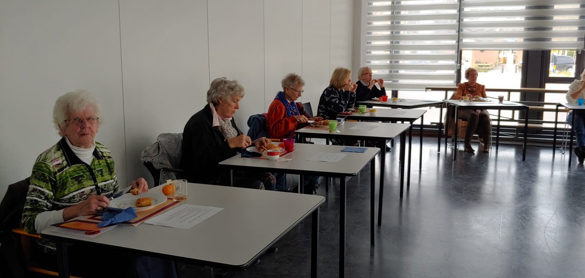 #DagVanDeMantelzorger 
Lunch (op afstand) voor mantelzorgers. Persoonlijke ervaringen werden gedeeld in een fijne sfeer. 
Herkenning geeft steun en is de basis voor de contactgroepen voor mantelzorgers. 
#StilleHelden
#WieZetJijInDeSchijnwerpers
<a href="/gemeentezeist/">Gemeente Zeist</a>