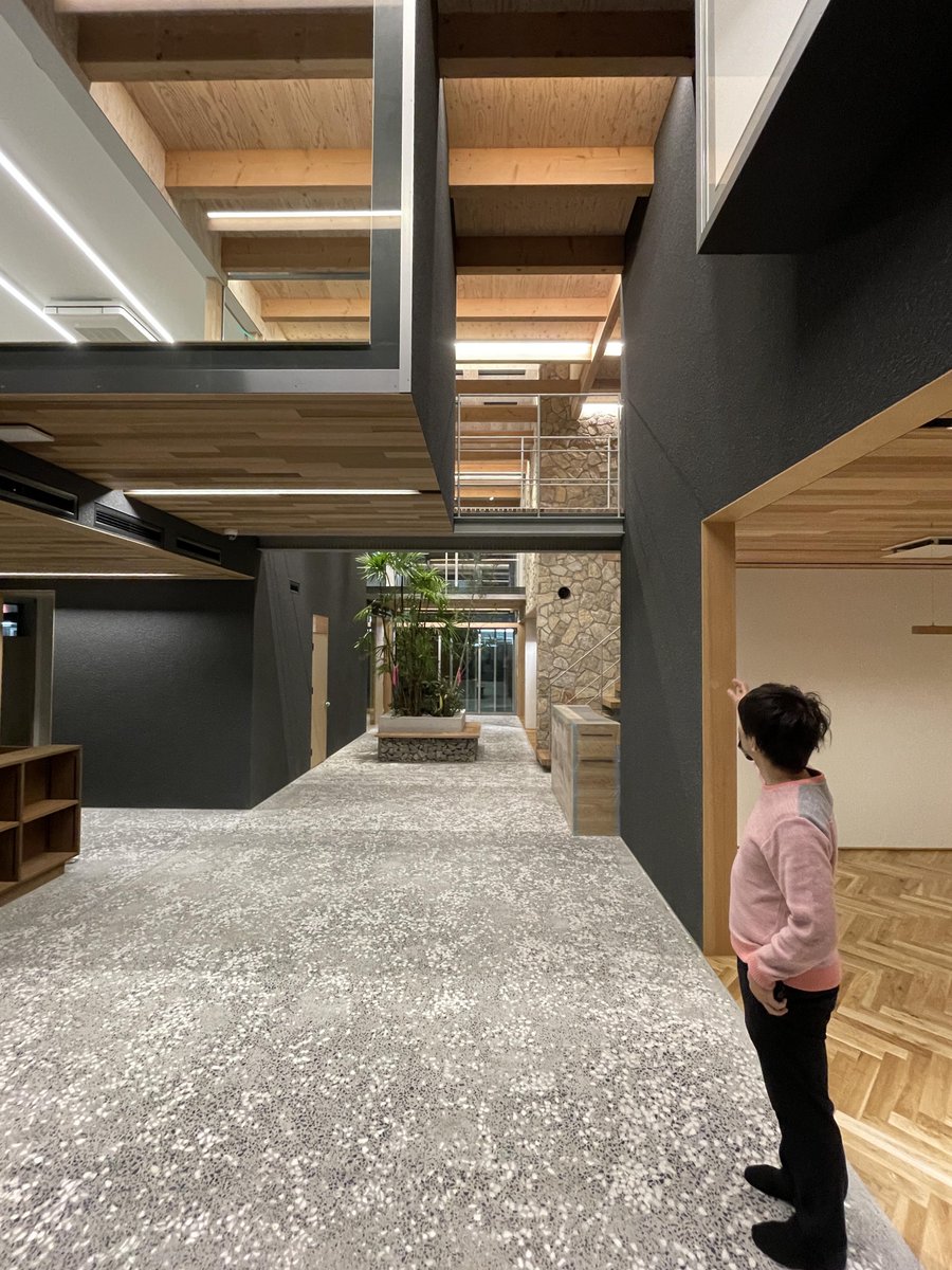 kzkmor's tweet photo. D.I.G Architectsの某建設会社本社ビル。建築内に引き込まれたストリートによって打ち合わせスペースやキッズルーム、執務空間、休憩室等が付かず離れずの関係になっている。明快そうで若干イレギュラーな形態や異種材の組み合わせがコラージュ的な雰囲気を醸し出し、什器等に溶け込むことが予想される https://t.co/gQXJpBUJTh