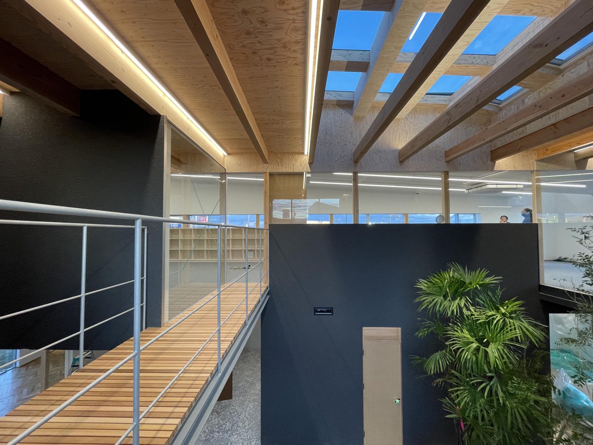kzkmor's tweet photo. D.I.G Architectsの某建設会社本社ビル。建築内に引き込まれたストリートによって打ち合わせスペースやキッズルーム、執務空間、休憩室等が付かず離れずの関係になっている。明快そうで若干イレギュラーな形態や異種材の組み合わせがコラージュ的な雰囲気を醸し出し、什器等に溶け込むことが予想される https://t.co/gQXJpBUJTh