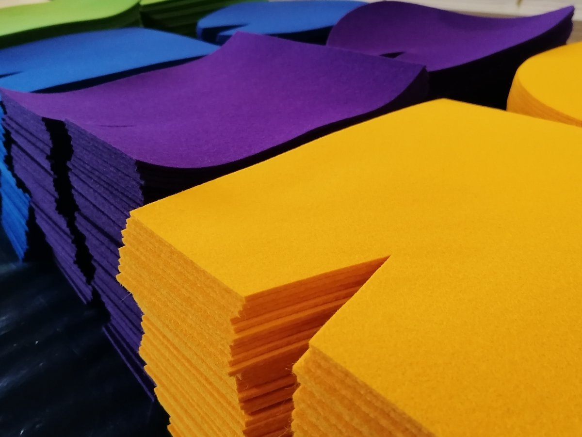 Vloerankers voor familieopstellingen? Ook daarvoor kun je bij ons terecht! Met een markering of logo: het kan allemaal. Ons assortiment van 100% wolvilt bestaat uit prachtige kleuren is van nature duurzaam en is slijtvast wat een lange levensduur garandeert. 
#familieopstelling