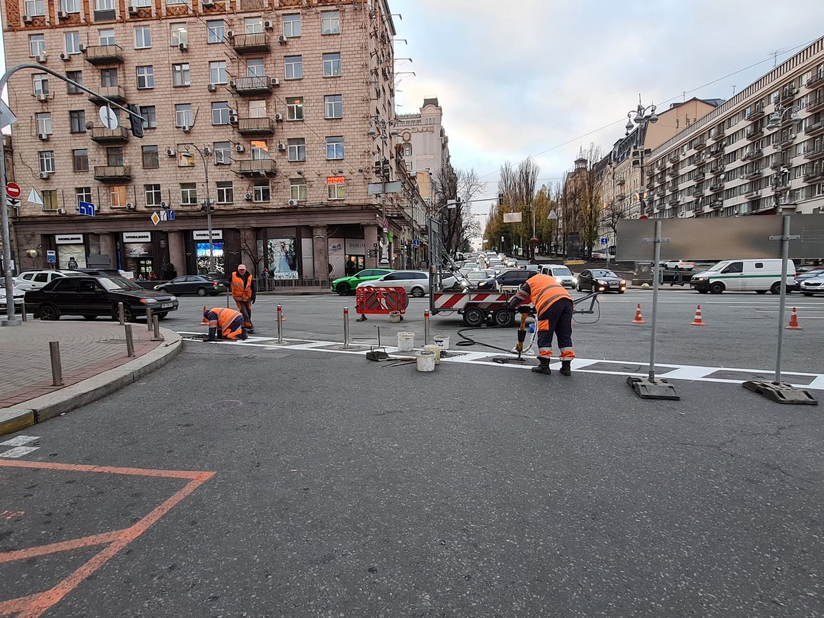 _nazurban_'s tweet photo. Відсьогодні Бессарабський проїзд у Києві стає пішохідним!🔥

Вулиця, на якій так і просилася зона для людей, довгі роки була жахливою хаотичною парковкою з від того не менш хаотичним рухом, що спричиняла дискомфорт не лише для пішоходів, але й для водіїв👇 https://t.co/7xUEPvB2aD