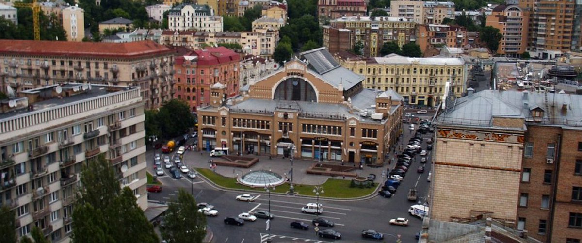 _nazurban_'s tweet photo. Відсьогодні Бессарабський проїзд у Києві стає пішохідним!🔥

Вулиця, на якій так і просилася зона для людей, довгі роки була жахливою хаотичною парковкою з від того не менш хаотичним рухом, що спричиняла дискомфорт не лише для пішоходів, але й для водіїв👇 https://t.co/7xUEPvB2aD