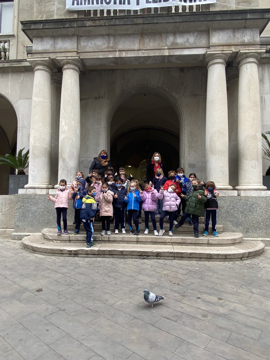 EscolapiesFIG's tweet photo. Els nens i nenes de #primer han visitat l’@ajfigueres.Moltes gràcies @ALladoSaus per la teva rebuda. Hem après moltes coses! #primESC #sumemsomriures https://t.co/O6TA9mbMsI