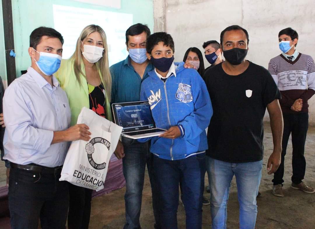 EducacCatamarca's tweet photo. Netbooks para alumnos de Vilismán

En el marco de la entrega de netbooks que se vienen distribuyendo en la provincia, la ministra Andrea Centurión visitó el departamento El Alto para otorgarles a los alumnos del nivel secundario sus equipos tecnológicos. 

https://t.co/0ld5msxMbH https://t.co/opJjrJ4jLI