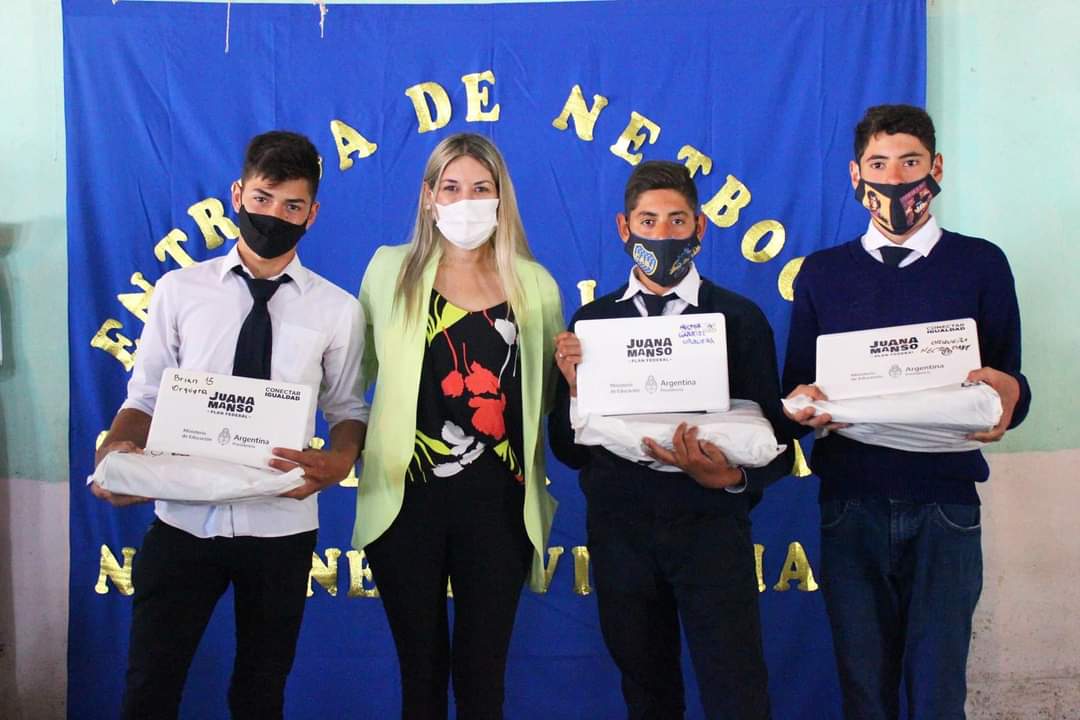 EducacCatamarca's tweet photo. Netbooks para alumnos de Vilismán

En el marco de la entrega de netbooks que se vienen distribuyendo en la provincia, la ministra Andrea Centurión visitó el departamento El Alto para otorgarles a los alumnos del nivel secundario sus equipos tecnológicos. 

https://t.co/0ld5msxMbH https://t.co/opJjrJ4jLI