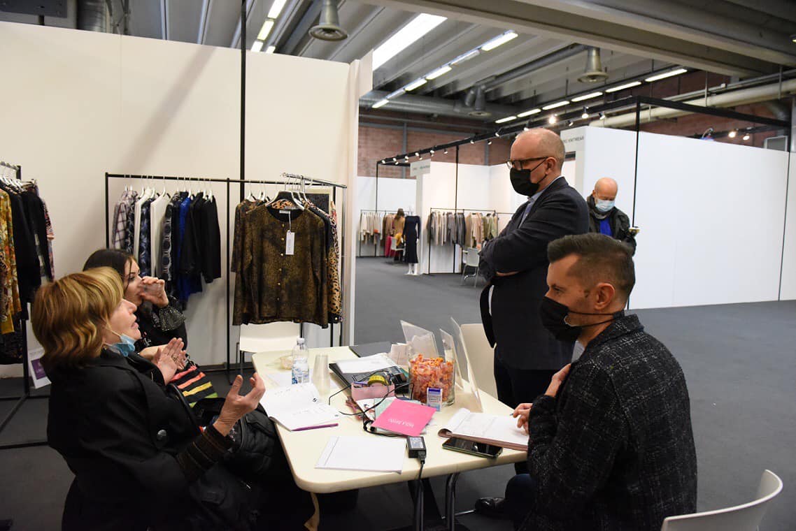 Ha inaugurato oggi, martedì 9 novembre, a Modena, nel Quartiere Fieristico di ModenaFiere, la 12^ edizione di Moda Makers, la manifestazione italiana della moda programmata che torna in presenza dopo le scorse tre edizioni. #fashion #knitwear #madeinitaly