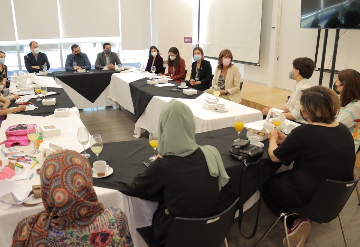 Comenzamos el día compartiendo con un grupo de mujeres ♀️ Afganas y sus hijas quienes tuvieron que salir huyendo de su país ante las graves vulneraciones que viven las mujeres allí.