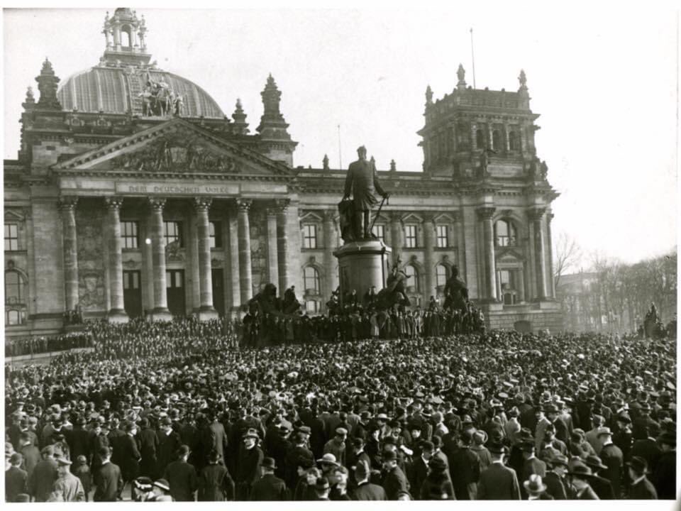 REFrankel's tweet photo. The four November 9ths of Germany’s eventful 20th century.
#History #Germany #Memory #GermanRevolution #Kristallnacht #BerlinWall #BeerHallPutsch #Holocaust #November9th https://t.co/mOtravtafy